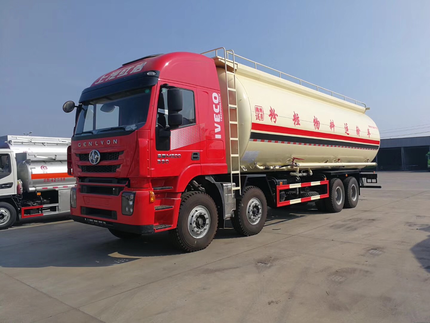 浙江紹興紅巖杰獅散裝水泥罐車 45方前四后八粉粒物料運輸車廠家直銷優(yōu)勢解析